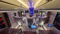 Kursi ini juga sudah dilengkapi dengan pengaturan secara elektrik untuk menyetel sudut kemiringan kursi dan juga foot rest (pijakan kaki). Menariknya, sudah ada fasilitas hiburan berupa TV di setiap seat-nya. Foto: Yohan Setiawan/Adiputro