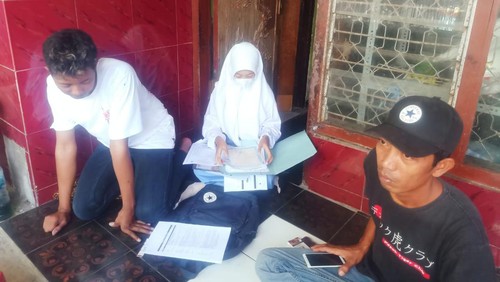 Calon siswa Restu Fadilah dan kakaknya saat ditemui di rumahnya di Lingkungan Doro Toi Kelurahan Doro Tangga, Kecamatan Dompu, NTB, Rabu (13/7/2022).