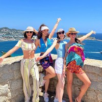 Ketika mengunjungi Ibiza, Cinta mengenakan atasan halter yang dipadukan rok pendek. Foto: Instagram @claurakiehl