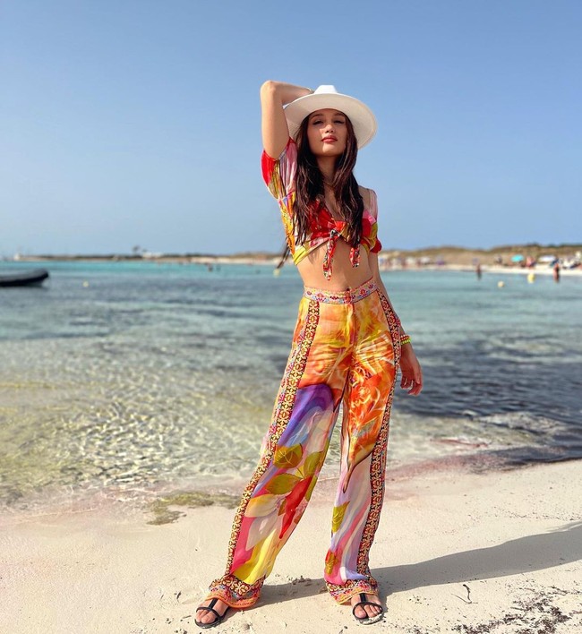 Di Spanyol, Cinta Laura banyak menghabiskan waktu di laut. Menyesuaikan suasana, ia menggunakan resort wear berpotongan penuh warna yang membuatnya terlihat mencuri perhatian. Foto: Instagram @claurakiehl