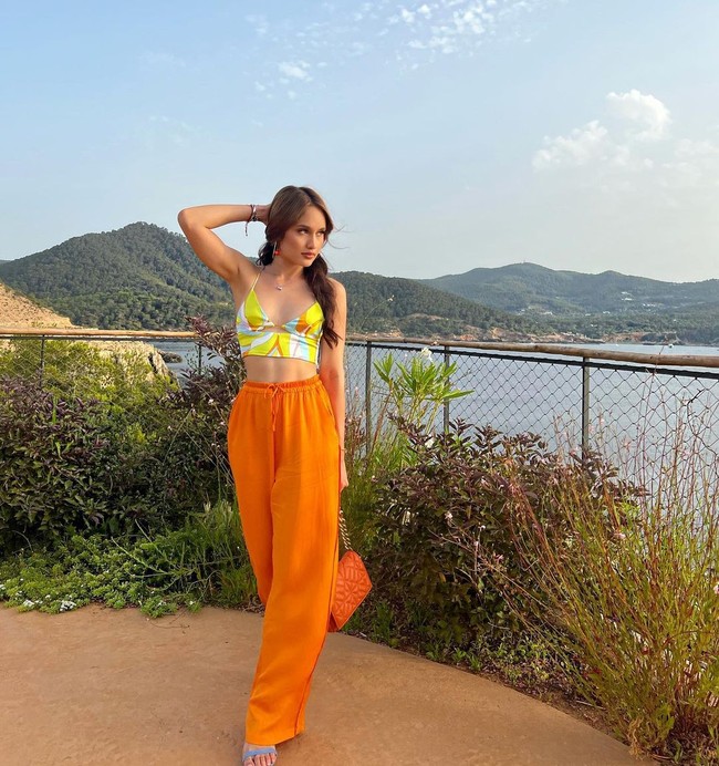 Cinta Laura baru saja liburan ke beberapa negara di Eropa. Dilihat dari postingannya, artis tersebut mengunjungi Spanyol dan Portugal. Di Instagram, ia pun memamerkan keindahan destinasi sekaligus baju-baju stylishnya.Foto: Instagram @claurakiehl