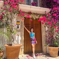 Gayanya yang feminin dan penuh warna dipuji netizen bak boneka Barbie.Foto: Instagram @claurakiehl