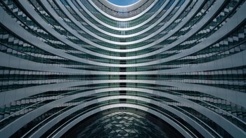 Pantulan dari kompleks Galaxy Soho di Beijing terlihat sangat keren.