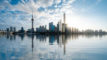 Refleksi dari deretan gedung pencakar langit ini membuat Shanghai seakan menjadi kota di atas awan.