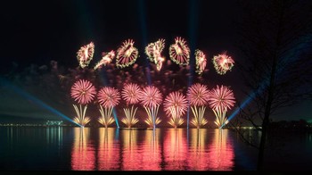 Jepretan refleksi dari pesta kembang api tahun baru 2022 di Danau Dishui, China, ini bikin terpukau.