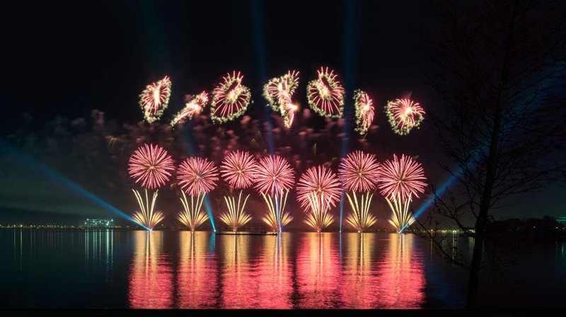 Foto refleksi merupakan salah satu teknik fotografi yang menghasilkan gambar pantulan indah. Penasaran seperti apa? Simak foto-fotonya dibawah ini.