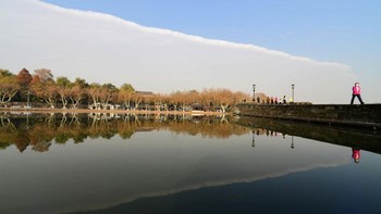 Fenomena langka di langit Zhejiang, China, yang menampilkan lansekap tembok awan ini terlihat sangat menawan dengan teknik refleksi.