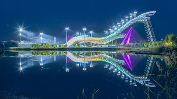 Tata cahaya dari Shougang Park di Beijing dipadu dengan teknik jepretan refleksi menghasilkan lansekap yang bikin susah move on.