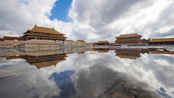Forbidden City di Beijing seakan-akan melayang di udara lewat teknik pantulan ini.