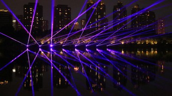 Pesta sinar laser di Provinsi Liaoning, China, menghasilkan foto refleksi yang mengagumkan dari tepi Sungai Hun.