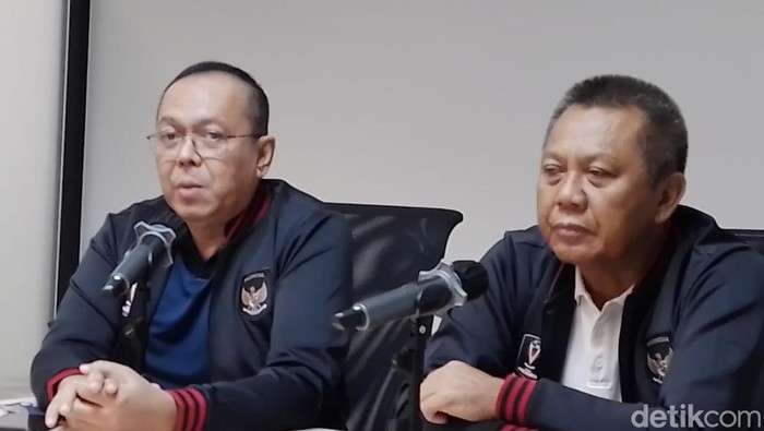 Direktur Operasional PT Liga Indonesia Baru (LIB) Sudjarno (kanan)