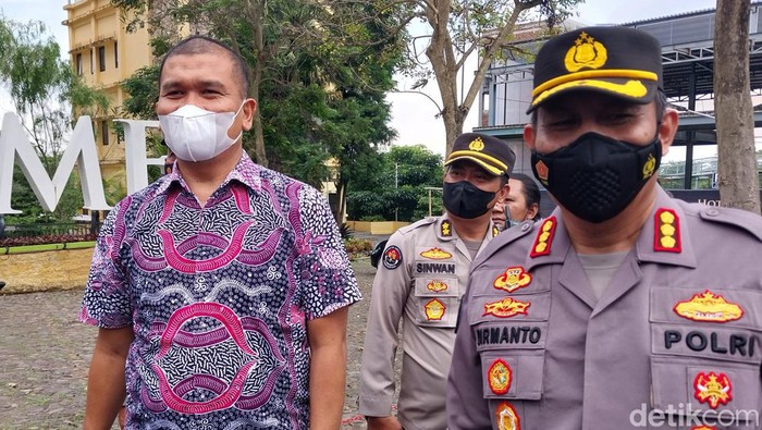Direskrimum Kombes Totok bersama Kabid Humas Polda Jatim Kombes Dirmanto