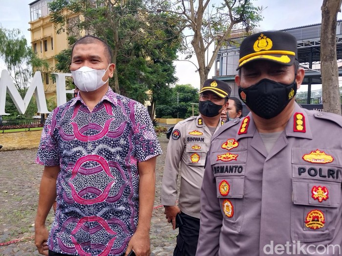 Direskrimum Kombes Totok bersama Kabid Humas Polda Jatim Kombes Dirmanto