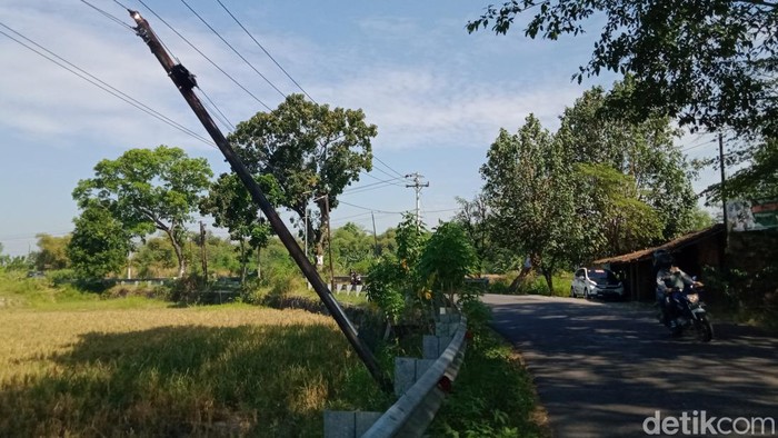Dua tiang jaringan kabel miring di Karangdowo, Klaten, Rabu (13/7/2022).