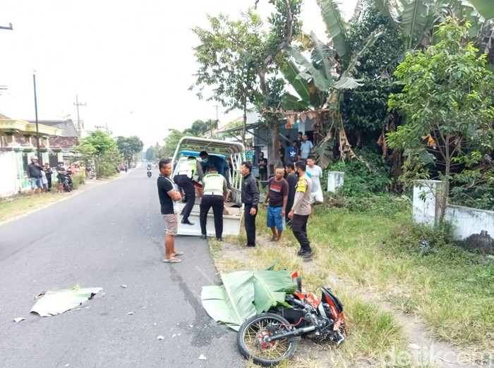 Evakuasi korban tewas kecelakaan di Blitar