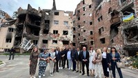 IPU Task Force bersama Wali Kota Irpin Oleksandr Markushin melihat-lihat kondisi bangunan yang hancur karena perang di Kota Irpin, Ukraina. (Foto: dok. Istimewa)