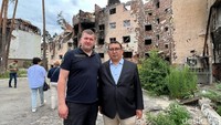 Fadli Zon mengunjungi Irpin, kota kecil di utara Kyiv yang terdampak perang cukup parah berupa kerusakan bangunan tempat tinggal, pusat bisnis, dan sejumlah fasilitas publik. Kedatangan Fadli Zon dan delegasi IPU Task Force disambut langsung oleh Walikota Irpin Oleksandr Markushin. (Foto: dok. Istimewa)
