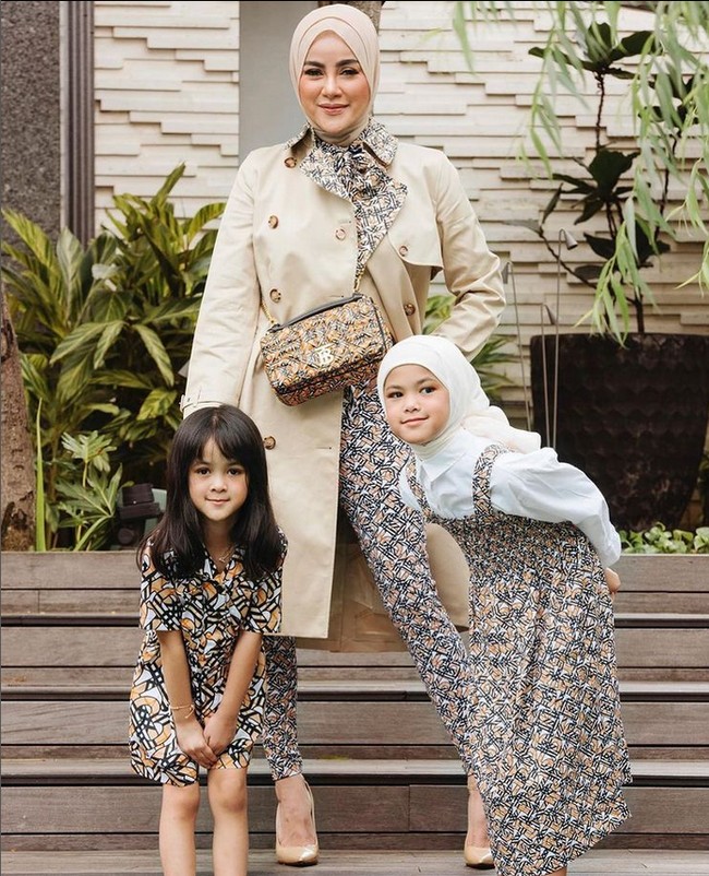 Olla Ramlan dan kedua anaknya, Aleena dan Adreena tampil stylish dan kompak. Aleena yang memakai hijab putih disebut netizen jadi sangat mirip dengan sang ibu. Si adek cantik mirip papanya. Sikaka mirip mamanya😍, kata akun @tiartadolasr. Kok cantik kayak mami Olla😍, puji akun @eviedewii. Foto: Dok. Instagram @aleenaaufar.