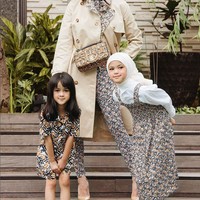 Olla Ramlan dan kedua anaknya, Aleena dan Adreena tampil stylish dan kompak. Aleena yang memakai hijab putih disebut netizen jadi sangat mirip dengan sang ibu. Si adek cantik mirip papanya. Sikaka mirip mamanya😍, kata akun @tiartadolasr. Kok cantik kayak mami Olla😍, puji akun @eviedewii. Foto: Dok. Instagram @aleenaaufar.