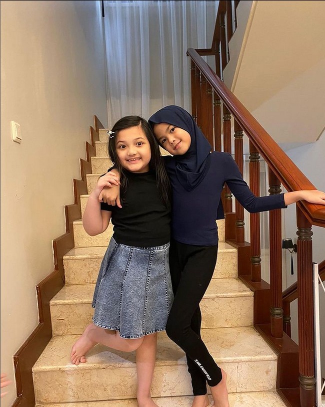 Aleena memakai bergo warna biru dongker, ketika berfoto dengan sahabat dekatnya Arsy Nurhermansyah, anak dari pasangan Anang dan Ashanty. Aleena terlihat nyaman ketika memakai hijab. Foto: Dok. Instagram @aleenaaufar.