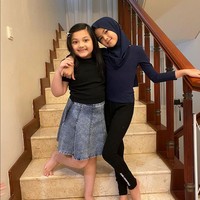 Aleena memakai bergo warna biru dongker, ketika berfoto dengan sahabat dekatnya Arsy Nurhermansyah, anak dari pasangan Anang dan Ashanty. Aleena terlihat nyaman ketika memakai hijab. Foto: Dok. Instagram @aleenaaufar.