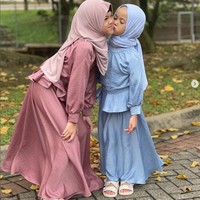 Aleena berpose sedang dicium pipinya oleh sang adik. I love you adreena 🤍🤍m tulis akun Instagram @aleenaaufar. Keduanya terlihat kompak memakai hijab dan dress dengan modelnya sama, namun berbeda warna. Foto: Dok. Instagram @aleenaaufar.