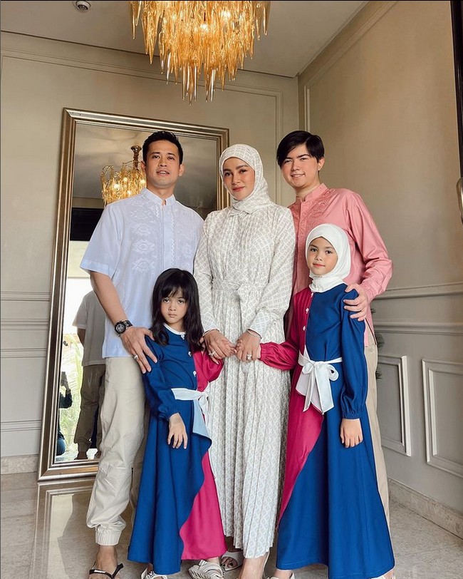 Olla Ramlan menikah dengan Aufar Hutapea pada 20 Desember 2012. Keduanya dikaruniai dua orang putri yaitu, Aleena Naira Hana Hutapea (16 Januari 2015) dan Adreena Naira Hana Hutapea (3 November 2017). Namun pada 6 Juni 2022, Aufar dan Olla resmi bercerai. Foto: Dok. Instagram @aleenaaufar.