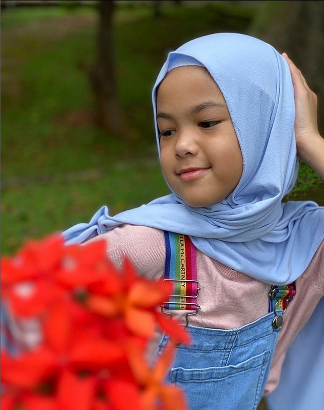 Aleena Naira Hana Hutapea merupakan anak sulung Aufar dan Olla Ramlan. Dia eksis di Instagram dengan akun yang dipantau oleh sang ibu. Aleena Naira Hana Hutapea kerap mengunggah foto memakai hijab. Aleena pertama kali tampil berhijab di Instagram pada 11 Mei 2022. Foto: Dok. Instagram @aleenaaufar.