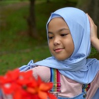 Aleena Naira Hana Hutapea merupakan anak sulung Aufar dan Olla Ramlan. Dia eksis di Instagram dengan akun yang dipantau oleh sang ibu. Aleena Naira Hana Hutapea kerap mengunggah foto memakai hijab. Aleena pertama kali tampil berhijab di Instagram pada 11 Mei 2022. Foto: Dok. Instagram @aleenaaufar.
