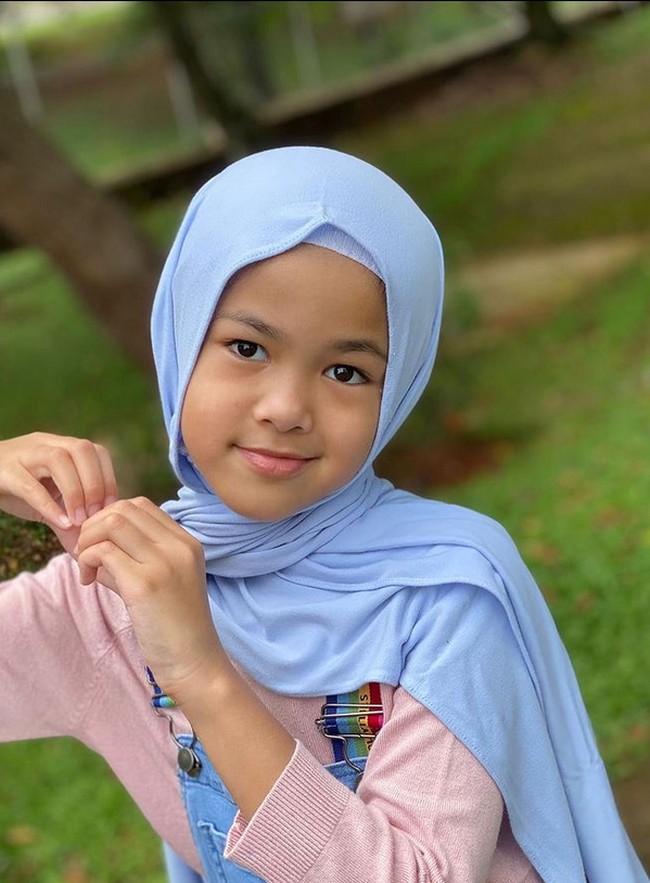 Penampilan Aleena berhijab mendapatkan pujian dari warganet. Masya Allah Cantiknya kakak😍, Insya Allah jadi anak yang Sholeha Aamiin, ucap akun @ratna_abidin. Masya Allah semoga jadi anak yang shalihah, qurrotaayun, jadi cahaya buat sekitarnya dan jadi jembatan ke surga buat orang tua aamiin @ollaramlan @aufar.hutapea 😇, ujar akun @rianilibra. Cantiknya kakak😍 makin mirip mami olla. Bismillah kakak sayang ❤️, kata akun @taniannaya. Foto: Dok. Instagram @aleenaaufar.