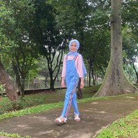 Aleena berpose OOTD di taman dengan mengenakan hijab pashmina bahan kaus warna biru. Gaya hijab Aleena serupa dengan sang ibu yang sehari-hari pakai hijab pashmina. Alenna memakai overall jeans. Foto: Dok. Instagram @aleenaaufar.
