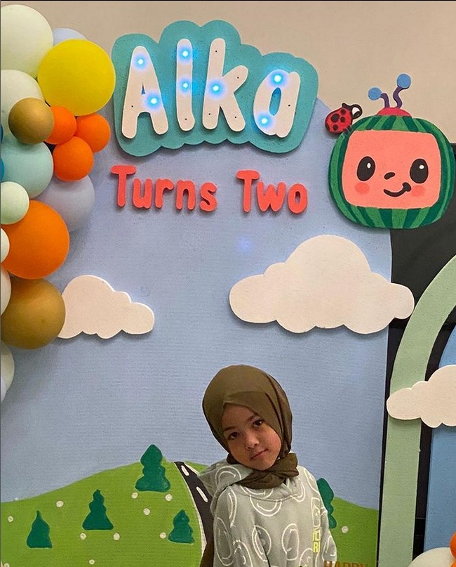 Ketika datang ke acara ulang tahun salah satu kerabatnya bernama Alka, Aleena Hutapea tampil manis dengan hijab pashmina warna olive dan setelan warna abu-abu. Foto: Dok. Instagram @aleenaaufar.