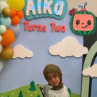 Ketika datang ke acara ulang tahun salah satu kerabatnya bernama Alka, Aleena Hutapea tampil manis dengan hijab pashmina warna olive dan setelan warna abu-abu. Foto: Dok. Instagram @aleenaaufar.