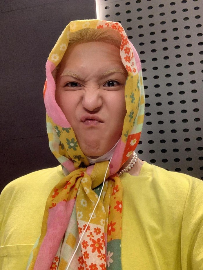 Gaya Mino WINNER Pakai Pashmina Buatan Indonesia