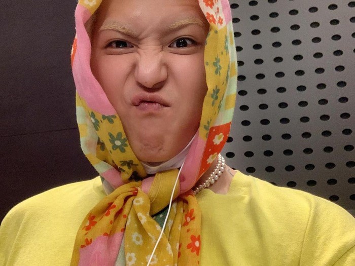 Gaya Mino WINNER Pakai Pashmina Buatan Indonesia