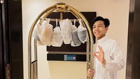 Ini momen unik Gen Halilintar saat memesan makanan via online. Saking banyaknya orang dalam keluarga itu, pesanan makanannya juga banyak. Bahkan, sampai di bawa menggunakan troli koper hotel. Foto: Instagram @genhalilintar