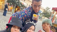 Saat liburan ke luar negeri, Geni Halilintar dan keempat anaknya tampak membeli segelas butter corn di pinggir jalan. Foto: Instagram @genhalilintar