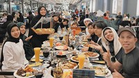 Aneka makanan Timur Tengah juga sangat digemari oleh Gen Halilintar. Mereka terlihat berada di sebuah restoran dan menikmati nasi mandhi, nasi kebuli, serta samosa. Foto: Instagram @genhalilintar