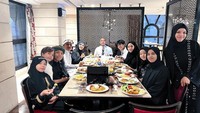 Keluarga Gen Halilintar tampak kompak mengenakan pakaian nuansa putih dan hitam saat makan bersama di sebuah restoran. Ada menu sarapan ala Amerika yang nikmat. Foto: Instagram @genhalilintar