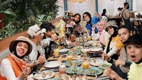 Tak hanya itu, tapi ada juga momen mereka menikmati hidangan Jepang. Pasangan dengan 9 orang anak ini tampak memesan aneka menu sushi dan edamame. Foto: Instagram @genhalilintar