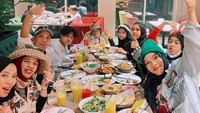 Keluarga yang heboh ini tampak membagikan momen mereka di sebuah restoran. Mereka tampak memesan salad, pasta, dan menu lainnya. Foto: Instagram @genhalilintar