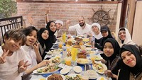 Begini keseruan keluarga mereka saat makan bersama. Mereka selalu duduk di meja yang panjang dan menu makanannya beragam. Foto: Instagram @genhalilintar