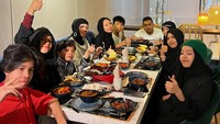 Diketahui kalau keluarga Gen Halilintar ini menetap di Malaysia sejak awal 2020. Namun, Atta dan Thariq tetap berada di Indonesia. Jadi, pasangan Anofial dan Geni hanya bersama 9 orang anaknya. Foto: Instagram @genhalilintar