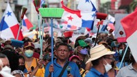 Demonstran meminta pemerintah menekan inflasi dan menurunkan harga BBM dan pangan.