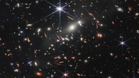 Ini menggambarkan gugusan galaksi SMACS 0723, yang terletak 4,6 miliar tahun cahaya, di belakangnya menunjukkan puluhan galaksi kuno yang berjarak lebih dari 13 miliar tahun cahaya. (dok NASA)