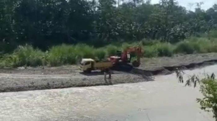 Heboh eskavator milik Dinas Perikanan Luwu digunakan untuk aktivitas tambang galian C alias ilegal (Dok. Istimewa).