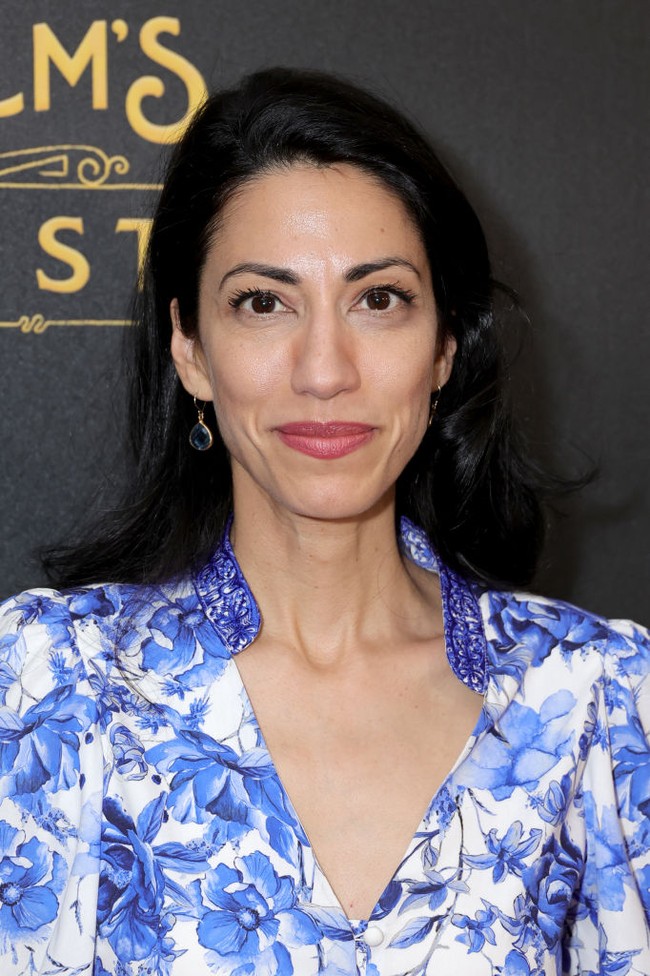 Huma Abedin memilih riasan wajah natural dengan pulasan lisptik merah rubi agar kompeksinya terlihat lebih segar. Foto: Getty Images