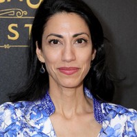 Huma Abedin memilih riasan wajah natural dengan pulasan lisptik merah rubi agar kompeksinya terlihat lebih segar. Foto: Getty Images