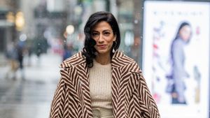 9 Gaya Huma Abedin, Politisi Muslim Kekasih Baru Bradley Cooper