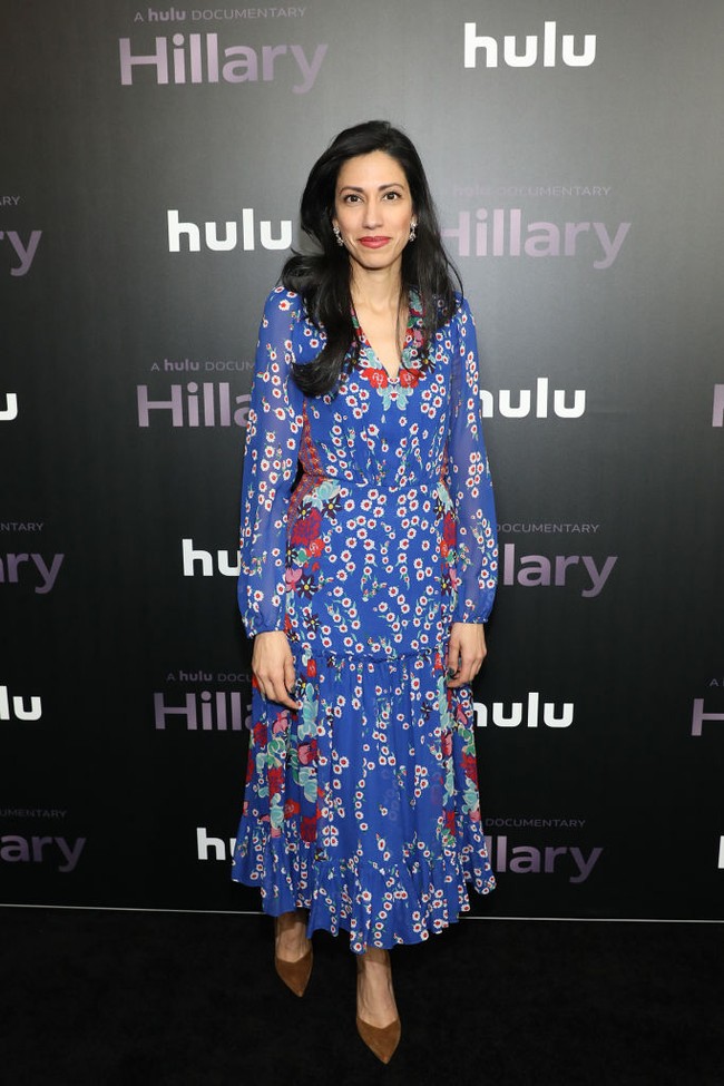 Wanita pemilik nama lengkap Huma Mahmood Abedin ini kerap tampil dengan gaya busana chic dan feminin. Gaun motif floral, pakaian beraksen ruffle dan setelan blouse serta rok jadi busana andalannya. Foto: Getty Images
